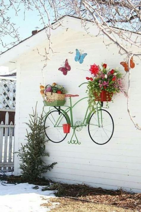 Cute And Unique Ways To Decorate Your Backyard This Summer - Society19 Kebun Herbal, Bicycle With Flowers, Recycled Garden Decor, Taman Diy, Jardim Diy, نباتات منزلية, Container Gardening Flowers, Recycled Garden, Rustic Gardens