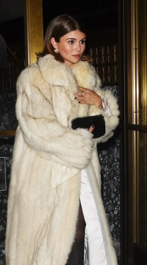 Mink Coat Photoshoot, White Long Fur Coat, Blazer Coat Outfit, Mink Coats Outfit, Long Fur Coat Outfit, Winter Wedding Fur Coat, Fur Coat Wedding, White Fur Coat Outfit, Fur Coat Aesthetic