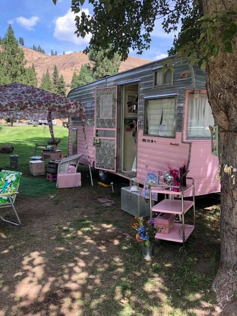 Trailer Outdoor Decor, Cute Trailer, Shabby Chic Campers, Pink Trailer, Shasta Compact, Vintage Camper Interior, Camper Interior Design, Vintage Camper Remodel, Van Life Diy