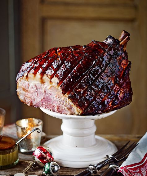 This traditional ham recipe has a treacle and rum twist. It's perfect to serve for Christmas lunch and can be made ahead of time. Christmas Ham Recipes, Roasted Ham, Christmas Ham, Ham Recipe, Ham Glaze, Christmas Lunch, Christmas Menu, Xmas Food, Ham Recipes