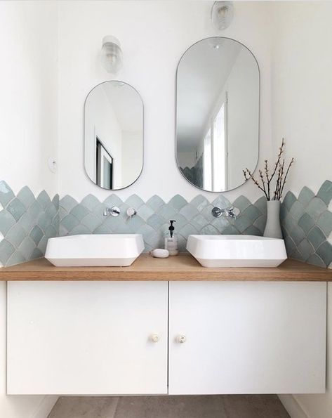 8 Small Bathroom Backsplash Ideas That Will Make a Big Statement Classic White Bathrooms, Vanity Backsplash, Relaxing Bathroom, Diy Bathroom Makeover, White Bathroom Designs, Scandinavian Bathroom, Casa Vintage, Bathroom Backsplash, Bathroom Renos