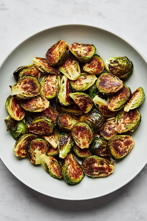 Say goodbye to soggy, overcooked brussels! We have cracked the code for the crispiest, crunchiest, most delicious roasted brussel sprouts. Whole Foods Recipe, Roasted Brussel Sprouts Oven, Balsamic Brussels Sprouts, Brussels Sprouts Gratin, Roasted Veggies In Oven, Roasted Garlic Mashed Potatoes, Brussel Sprout Recipes Roasted, Roasted Sprouts, Roasted Brussel