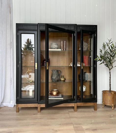 || AVAILABLE || Vintage Drexel Heritage, “passage” display cabinet in campaign style🤩 Recessed brass hardware with backplate. Excellent quality, exceptional craftsmanship. Glass shelves are extremely sturdy! Soft black and muted, medium brown toned oak with a bit of texture. Would be perfect in a neutral room for an in house library with books and bit of a decor😍 Measures 54” w x 16” d x 58” h. Located in Elrose, Saskatchewan. Delivery available- Saskatchewan and Alberta wide. Send a... In House Library, Hardware With Backplate, Display Cabinet Modern, House Library, Glass Display Cabinet, Glass Cabinets, Drexel Heritage, Neutral Room, Glass Cabinets Display