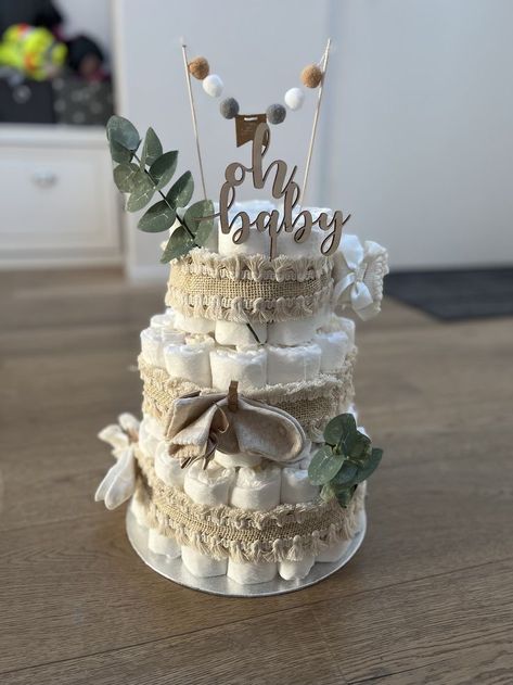 Nappie Cake Ideas, Nappy Cake Ideas Gender Neutral, Nappy Cake Ideas Diy Boy, Diy Nappy Cake, Boho Diaper Cake Boy, Nappy Cake Ideas Diy, Gender Neutral Diaper Cake Ideas, Round Table Baby Shower Decor, Baby Boy Diaper Cake Ideas