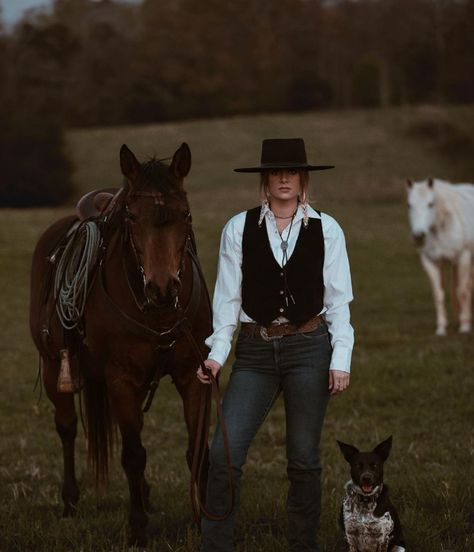 #longlivecowboys #Western #westernfashion #photography #Westernphotography Western Old Money Aesthetic, Old Money Western Aesthetic, Old Western Aesthetic, Old Western Outfits Women, Edgy Western Style, Winter Western Outfits Women, Western Winter Outfits Women, Winter Western Outfits, Desert Woman