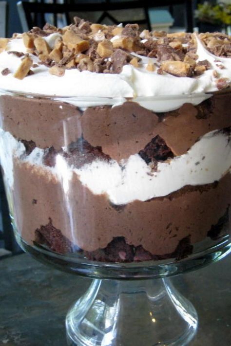 Kahlua Trifle Cake Trifle Bowl Recipes, Trifle Cake, Kahlua Cake, Brownie Trifle, Chocolate Trifle, Trifle Dish, Trifle Desserts, Trifle Recipe, Light Desserts