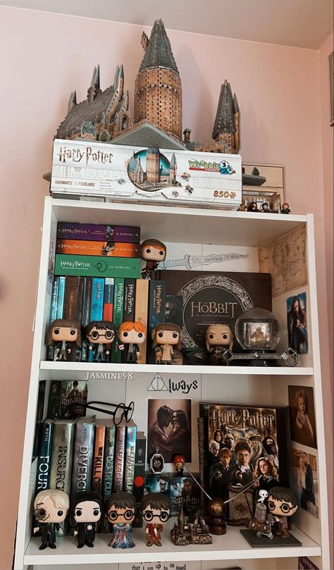 Funko Pop Bookshelf, Book Nerd Room, Hogwarts Room Decor, Harry Potter Bookshelf, Funko Display Ideas, Harry Potter Shelf, Hogwarts Room, Disney Funko Pop, Star Wars Funko Pop