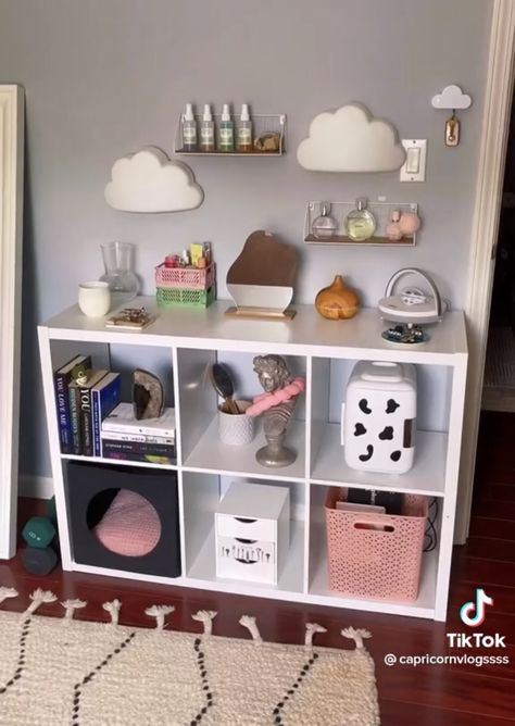 Cubby Bedroom Ideas, Square Shelf Decor Cubbies, 4 Cube Organizer Ideas, 6 Cube Organizer Ideas Bedroom, Cubbies Storage Bedroom, Cube Organizer Ideas Bedroom, Cube Organizer Ideas, Cube Storage Bedroom, Cute Room Inspo