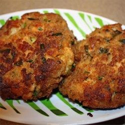 Salmon cakes can be served as sandwiches or without the bread as a main course. This recipe for homemade patties uses canned salmon. Shrimp Cake Recipe, Gut Cleansing, Tuna Patties Easy, Cleansing Foods, Salmon Cakes Recipe, Recipe Salmon, Shrimp Cakes, Salmon Patties Recipe, Broiled Salmon