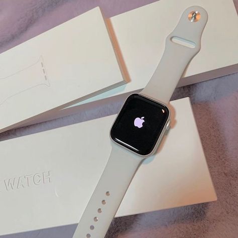 Apple Watch White, Προϊόντα Apple, Apple Watch Fashion, Airpods Apple, Produk Apple, Accessoires Iphone, Gold Apple Watch, Bracelet Apple Watch, Iphone Obsession