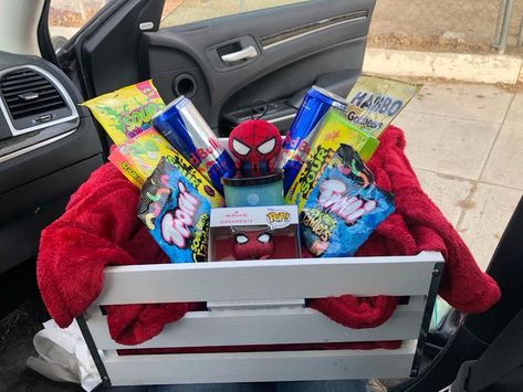 Spiderman gift box.....!!!!! Boo Basket Spiderman, Spiderman Gift Basket For Girlfriend, Spider Man Boo Basket, Spiderman Boo Basket, Spider Man Gift Basket For Boyfriend, Spiderman Basket For Bf, Spiderman Basket, Spiderman Gift Basket, Spiderman Birthday Gift