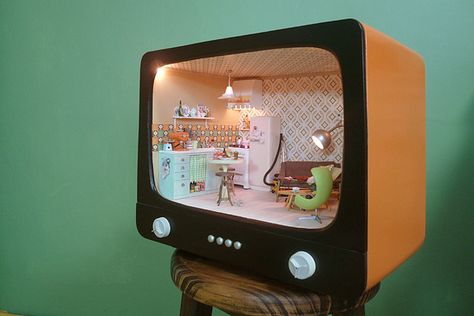 Miniature Rooms, Retro Tv, Miniature Houses, Mini Things, Room Box, Dollhouse Dolls, Miniature Furniture, Shadow Boxes, Miniature Dolls