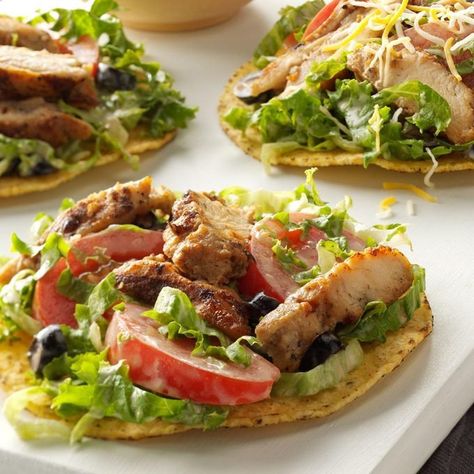 Chicken Tostadas Mexican, Tostada Salad Recipe, Tostada Bowl, Mexican Food Recipes Chicken, Mexican Food Chicken, Taco Meals, Tostada Salad, Beef Tostadas, Tostada Shells