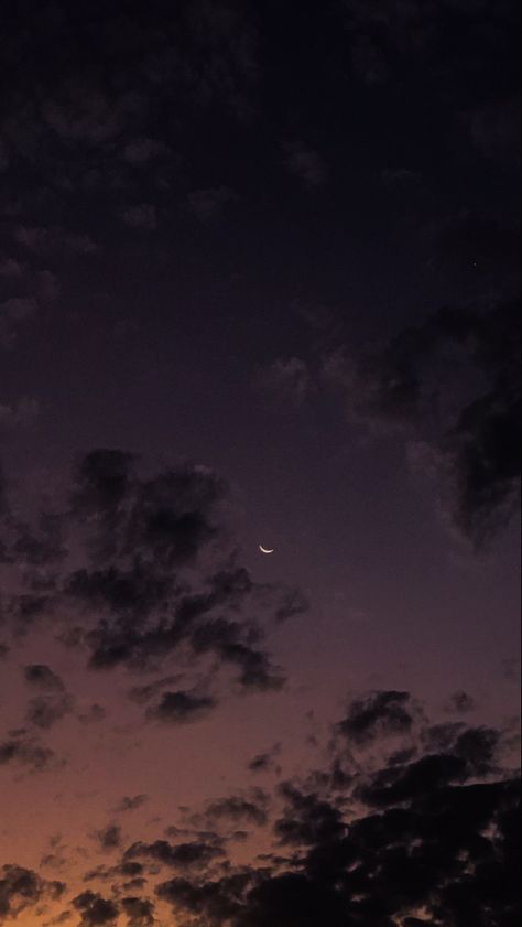 Wallpaper Artes, Aes Wallpaper, Iphone Wallpaper Purple Flower, Whatsapp Background, Sky Pics, Moon Aesthetic, Night Sky Wallpaper, Sunset Background, Moon Pictures