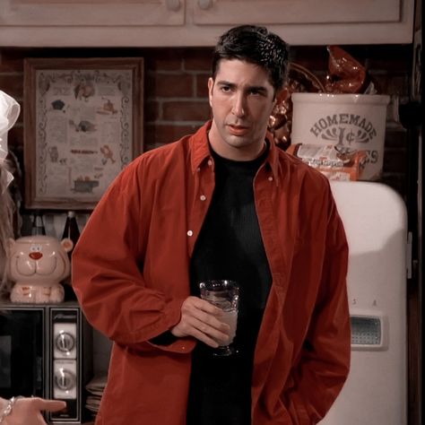 90s Outfits Men, Friends 90s, Ross Friends, Comedy Shows, 90s Tv Shows, 90’s Outfits, David Schwimmer, Friends Cast, Ross Geller