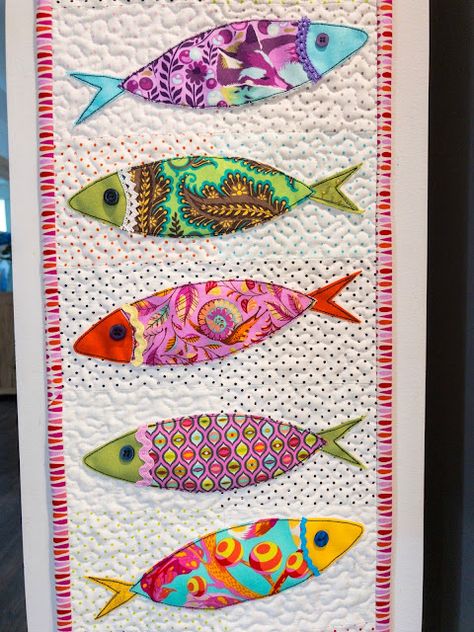 Sardine Soirée Quilt - Samelia's Mum Fish Quilt Pattern, Stitching Diy, Free Quilting Patterns, Fish Quilt, Fabric Fish, Japanese Quilts, Fabric Postcards, Fabric Cards, Free Motion Embroidery