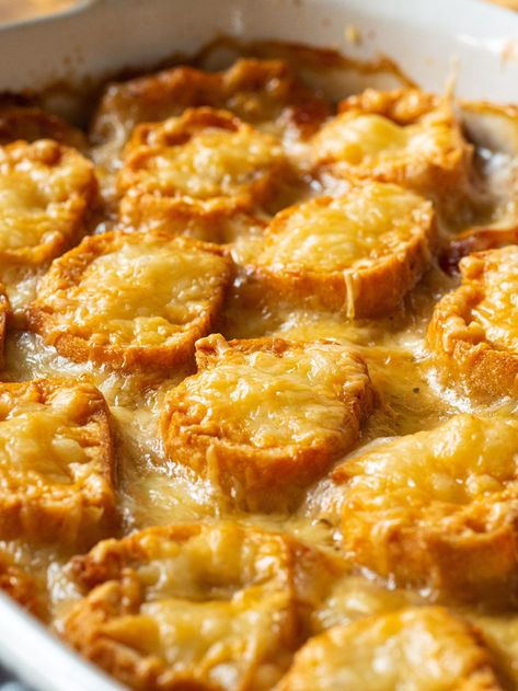 French Onion Soup in comforting casserole form. French Onion Soup Casserole, Onion Soup Casserole, French Onion Casserole, Onion Casserole, Almond Pound Cakes, Comfort Casseroles, 12 Tomatoes, Grandmas Recipes, Onion Recipes