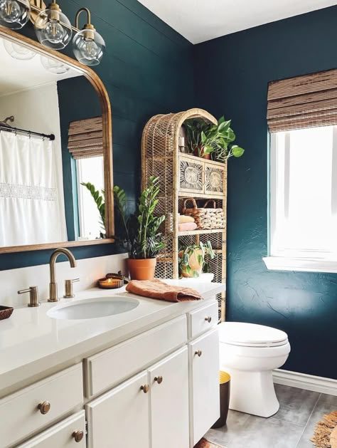 Gold Mirror Bathroom Ideas, Teal Boho Bathroom, Rattan Bathroom Decor, Textured Walls Bathroom, Dark Boho Bathroom Ideas, Eclectic Home Bathroom, Teal Bathroom Walls, Yellow Boho Bathroom, Boho Chic Bathroom Ideas