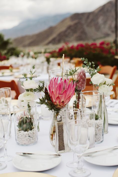 Desert Weddings, Budget Flowers, Succulent Wedding Centerpieces, Wedding Locations California, Protea Wedding, Summer Camp Wedding, Simple Wedding Centerpieces, Laid Back Wedding, Tafel Decor