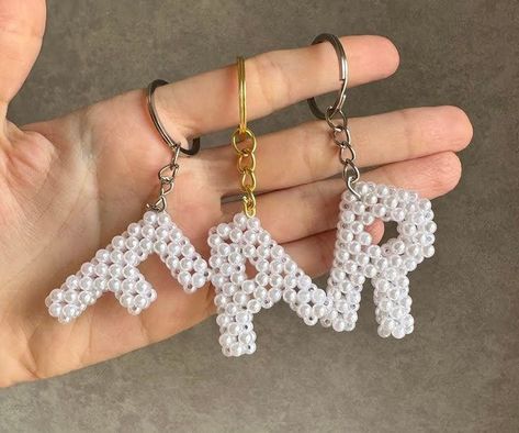 Wedding Keychain Favors, Pearls Jewelry Diy, Keychain Favors, Name Keychains, Wedding Keychain, Hand Beaded Bag, Bead Keychain, Pearl Letters, Letter Keychain