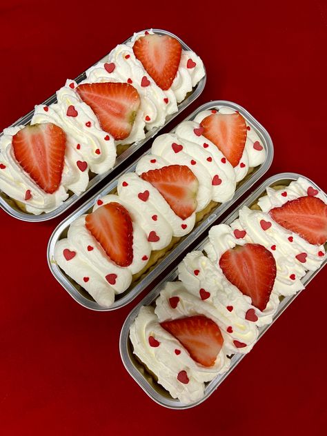 Mother’s Day Mini Tin Cakes, Mini Cake Tins Ideas, Tres Leches Cake Individual, Mini Loaf Cakes Valentines, Mini Pan Cakes Ideas, Mini Cake Tray Ideas, Mini 3 Leches Cake, Mini Heart Tin Cakes, Individual Cake Slices