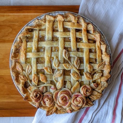 Apple Pie Designs, Neopolitan Cake, Creative Pie Crust, Pretty Pie Crust, Fancy Pie Crust, Pie Crust Art, Crust Designs, Creative Pies, Decorative Pie Crust