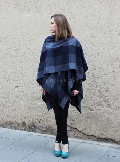 Cozy DIY Ruana Tutorial | Wrap yourself up in something comfy and stylish this fall with this DIY ruana tutorial! Cape Diy, Ruana Pattern, Mantel Cape, Shawl Jacket, Diy Blanket, Ruana Wrap, Scarf Blanket, Blanket Poncho, Women Crafts