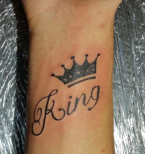 King Symbol Tattoo, King Tattoo Design, Kids Initial Tattoos, Small Crown Tattoo, Girl Symbol, Queen Of Hearts Tattoo, Blessed Tattoos, Designs Background, King Tattoo