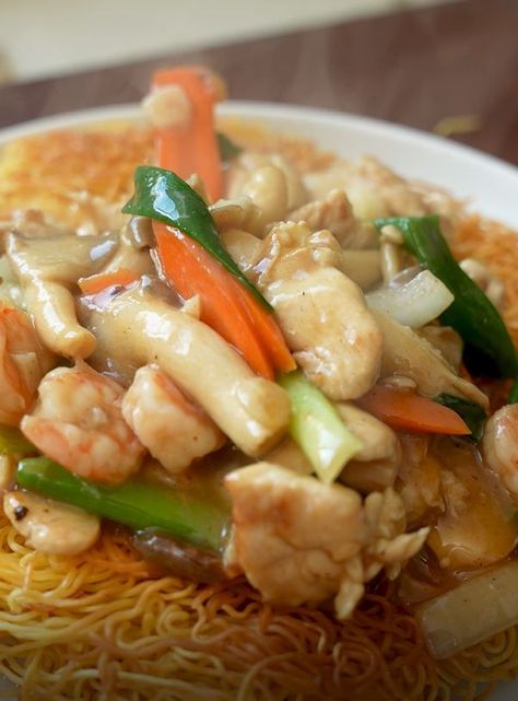 Hong Kong Chow Mein, Chicken Chow Mein Recipe, Cj Eats, Homemade Chinese Food, Chicken Chow Mein, Chinese Cooking Recipes, Easy Chinese Recipes, Hong Kong Style, Chow Mein