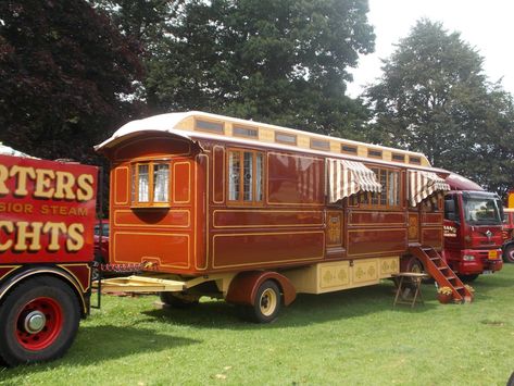 Showmans living van Romani Vardo, Showmans Wagon, Tiny Homestead, Living Van, Diy Caravan, Shepherd Huts, Alternative Living, Shepherds Hut, Fun Fair