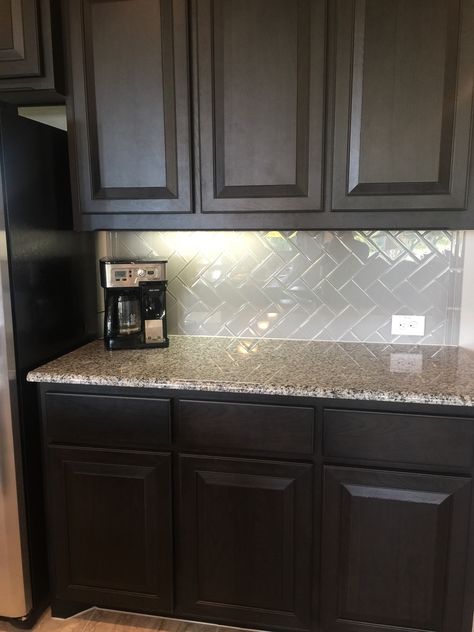 Dark cabinets with light granite Dark Cabinets With Light Granite, Backsplash For Dark Cabinets, Dark Brown Kitchen Cabinets, Dark Brown Kitchen, Backsplash With Dark Cabinets, Espresso Kitchen Cabinets, Modern Kitchen Backsplash, Backsplash Kitchen Dark Cabinets, Dark Brown Cabinets