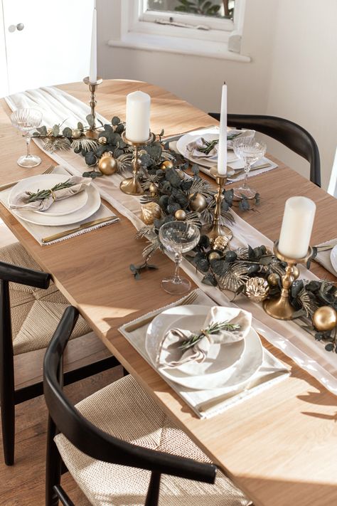 🎄Christmas Table Decorations | Christmas Table Setting | Christmas Decor | Holiday Decor Christmas Table Settings Wooden Table, Friendsmas Table Decorations, Xmas Party Table Decorations, Simple Christmas Place Settings, Christmas Table Set Up Ideas, Christmas Dinner Table Set Up, Christmas Decor Ideas Dinner Table, How To Set Table For Dinner Party, Christmas Setting Table