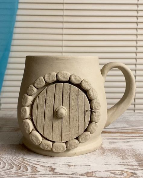 Fantasy Pottery Ideas, Mugs Ceramic Ideas, Ceramic Hobbit House, Decorative Pottery Ideas, Lord Of The Rings Ceramics, Hobbit Mug, Lord Of The Rings Mug, Useful Pottery Projects, Lord Of The Rings Pottery