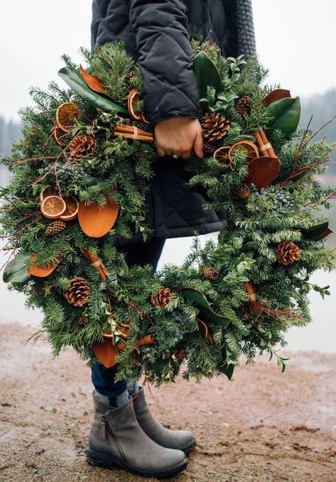 Christmas Wreaths Diy Easy, European Christmas, Burlap Christmas Wreath, Door Signs Diy, Diy Jar Crafts, Christmas Wreaths For Front Door, Easter Egg Crafts, Front Porch Christmas Decor, Christmas Cushions