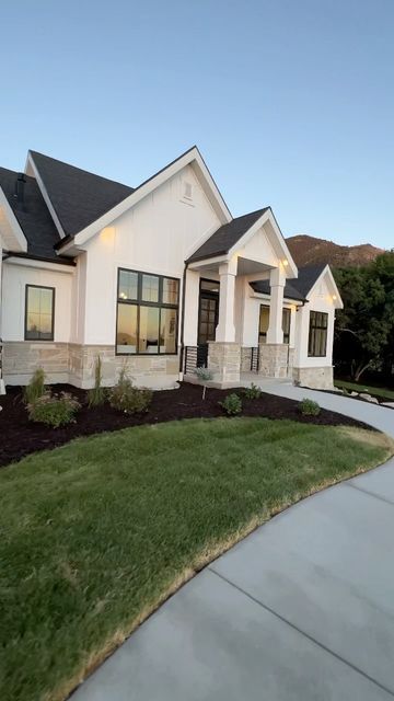 Timeless Home Exterior One Story, Homes With Rock Exterior Accents, Small Home Inspo Exterior, Ranch House Front Door Ideas, Parade Of Homes Exterior, Drees Homes Exterior, New Build Home Exterior, Outer House Design, Contemporary Ranch Home Exterior