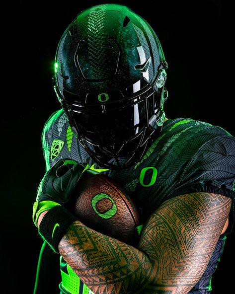 Oregon Ducks Uniforms, Cool Football Pictures, Oregon Football, Family Unity, Football Poses, Ducks Football, Nfl Football Art, Duck Wallpaper, Football Photography