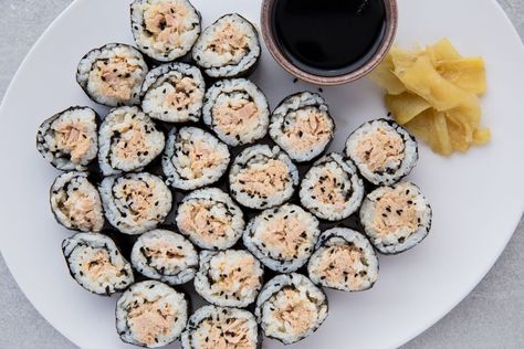 Makizushi (Japanese Sushi Roll) With Canned Tuna Recipe Tuna Sushi Rolls Recipe, Gluten Free Sushi, Resep Sushi, Tuna Sushi Rolls, Spicy Tuna Salad, How To Make Tuna, Sweet Custard, Veggie Sushi, Cream Salad