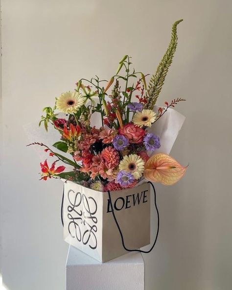 Flower Packaging Ideas, Flowers In Bag, Flower Packaging Design, Flower Box Design, Flower Box Ideas, Box For Flowers, Box Of Flowers, Flower Event, Sage Flowers