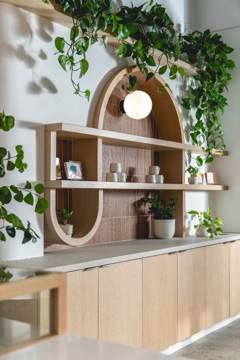 Coffee shop design. Pink tiles & curved wood. Coffee Shop Bar Design, Boho Coffee Bar, Cafe Minimalist, Modern Coffee Bar, Wood Cafe, Cafe Display, Spooky Coffee, Bar Counter Design, Curved Kitchen