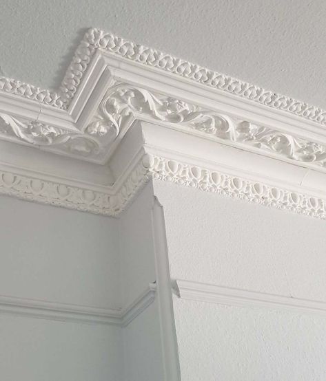 Ceiling Design Classic, Cornices Ceiling, Victorian Ceiling, Guest Bathroom Design, Molding Ceiling, Luxury Ceiling Design, Cornice Design, Parisian Architecture, Ceiling Trim