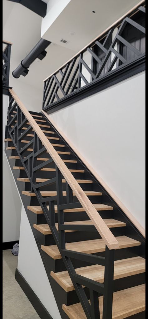 Black Staircase Design, Modern Metal Staircase, Modern Wooden Stair Railing, Black Staircase Modern, Black Modern Staircase, Modern Black Railing Stairs, Small Stair Case Ideas, Stairwell Remodel, Staircase Black