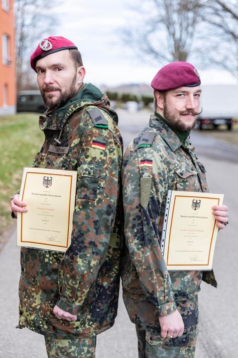 Ihre Leistungen in der Kaserne waren herausragend. Nun befördert sie die Bundeswehr in einen neuen Dienstgrad. German Soldier, German Military, Tac Gear, Police Officers, Police Officer, Soldier, Quick Saves