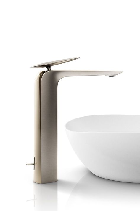 Opposites attract with the ZA faucet series where sharp edges combine with rounded curves to achieve a minimalist design. Minimalist Bathroom Design, Freestanding Tub Filler, Faucet Design, Bathroom Design Inspiration, Id Design, Bathroom Taps, Delta Faucets, Opposites Attract, Minimalist Interior Design