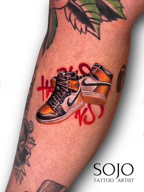 Hyper realistic tattoo Nike Jordan shoes Jordans Tattoo, Jordan 1 Tattoo, Brown Jordans, Realistic Color Tattoo, Tattoo Nike, Shoes Tattoo, Tattoo Real, Shoe Tattoos, Nike Jordan 1