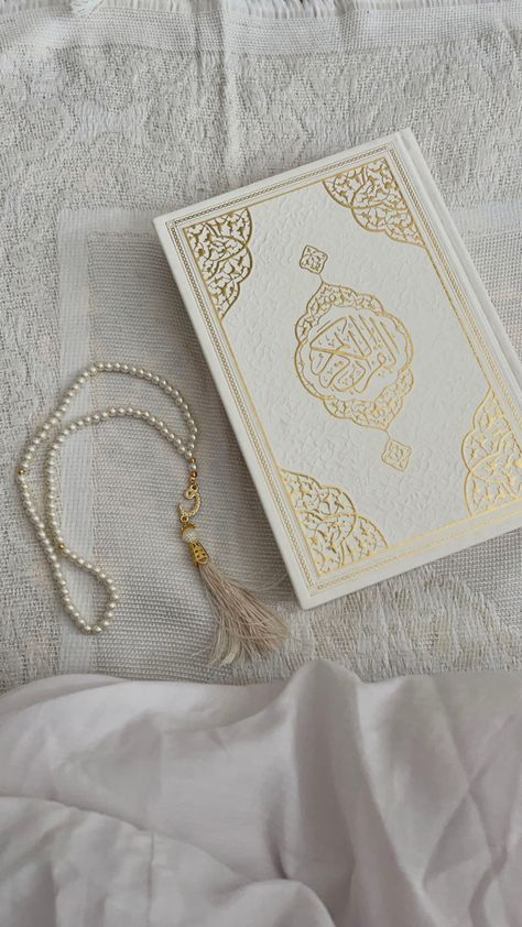 He Cheated, Al Qur'an Photography, Al Qur'an Aesthetic, Quran Pak, Islamic Wallpaper Iphone, Qur'an Photography, Quran Book, Cheated On, Muslim Pictures