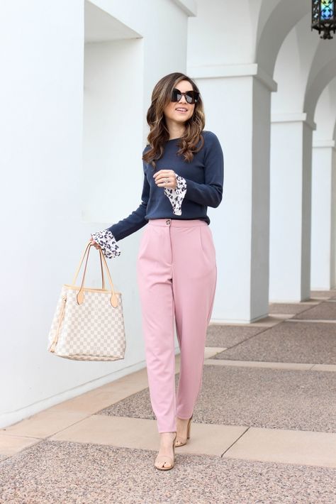 style blogger shares 6 pink pants to wear this season Pink Office Attire, Blush Pink Pants Outfit, Light Pink Color Combinations Outfit, Pastel Pants Outfit, Pink Joggers Outfit Casual, Pastel Pink Pants Outfit, Pink Bottoms Outfit, Light Pink Trousers Outfit, Rose Pants Outfit