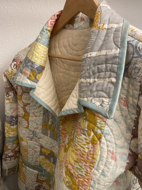 Making a Coat Out of a Quilt Couture, Quilted Jacket Pattern Diy, Quilt Jacket Pattern, Quilt Coat Pattern, Tamarack Jacket Patterns, Quilted Coat Pattern, Quilt Clothes, Quilt Coats, Blanket Jacket