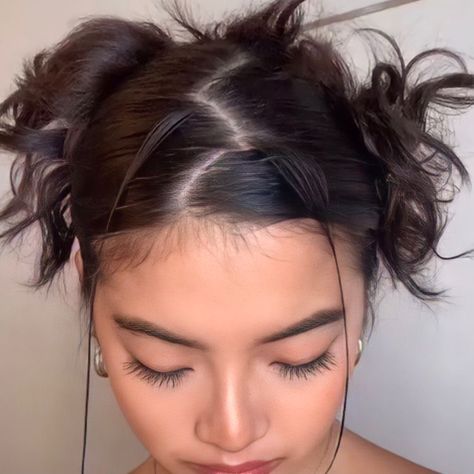 y2k hairstyle idea 2000s Hairstyles, Y2k Hair, Y2k Hairstyles, Hair Stylies, Hair Stylist Life, Baddie Hairstyles, Hair Inspo Color, العناية بالشعر, Aesthetic Hair