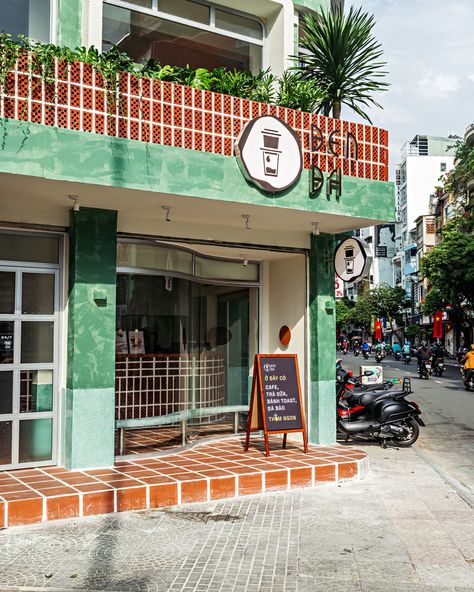 Gallery of Den Da Coffee Shop / KSOUL Studio - 19 Vinyl Cafe Design, Kopitiam Interior Design, Vietnam Coffee Shop, Cafe Entrance, Entrance Design Ideas, Caffe Design, Cafe India, Vinyl Cafe, Coffee Shop Concept