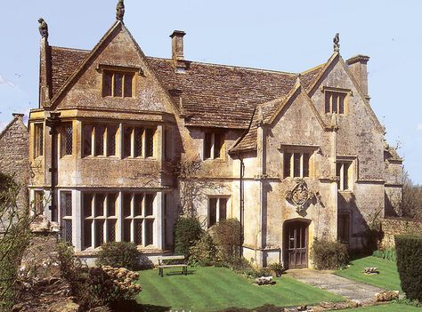 Sandford Orcas | Sandford Orcas Tudor Manor House built around 1500. Dorset. UK Tudor Manor, English Manor Houses, Places In England, Old Mansion, Abandoned Castles, Most Haunted Places, English Manor, Interesting Buildings, Abandoned Mansions